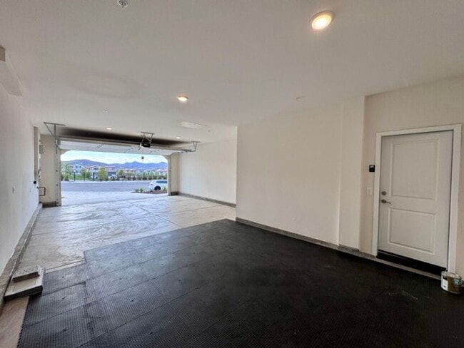 Building Photo - Spacious 4 Bedroom Home for Lease in Winch...
