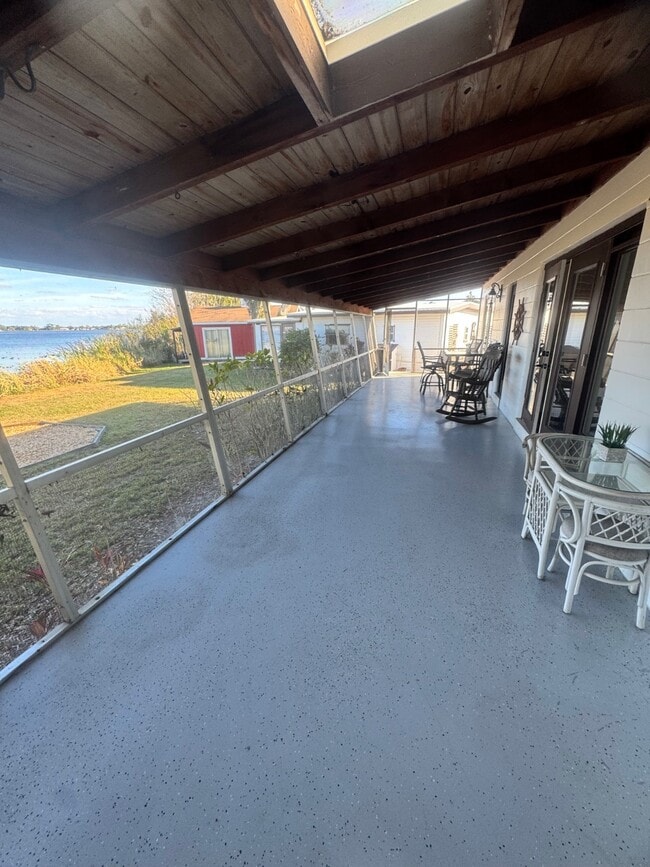 Building Photo - 734 Memorial Dr