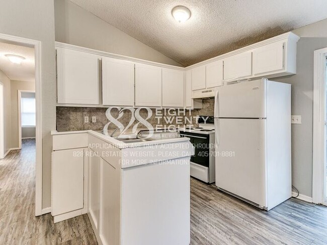Building Photo - Now Touring & Available for Move in! 3 Bed/1.5 Bath Duplex in West Norman!