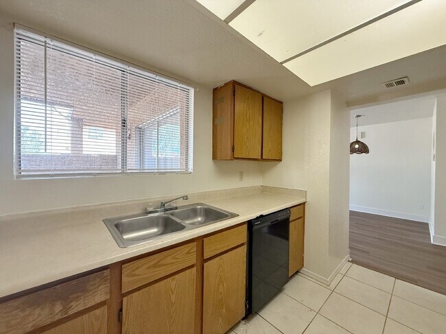 Building Photo - 6901 W Devonshire Ave