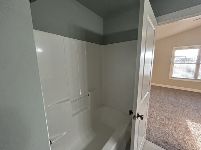 Building Photo - 3-BEDROOM, 2.5-BATH TOWNHOUSE AVAILABLE IN COOPER SQUARE