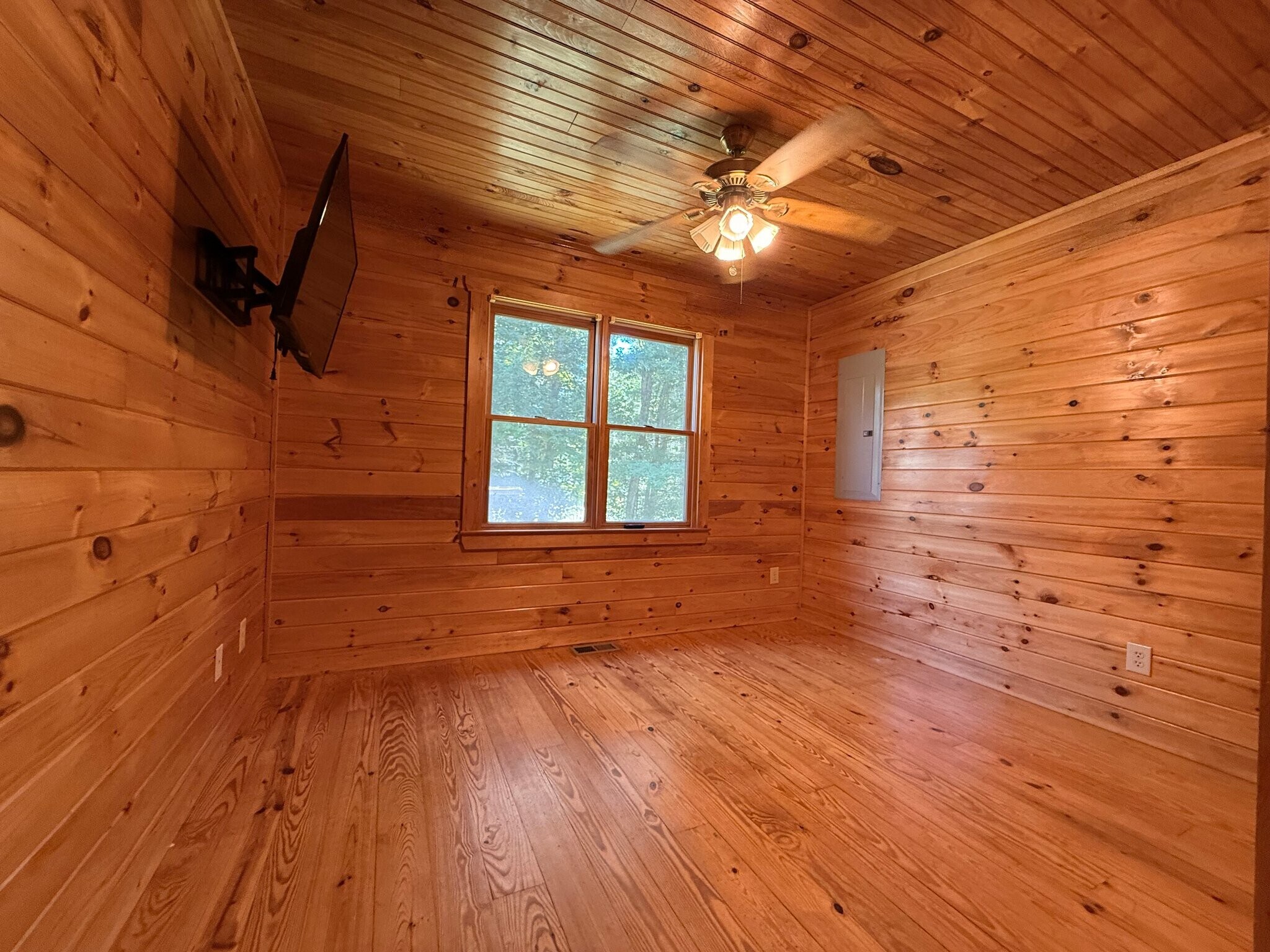 Building Photo - 303 Pine Ln