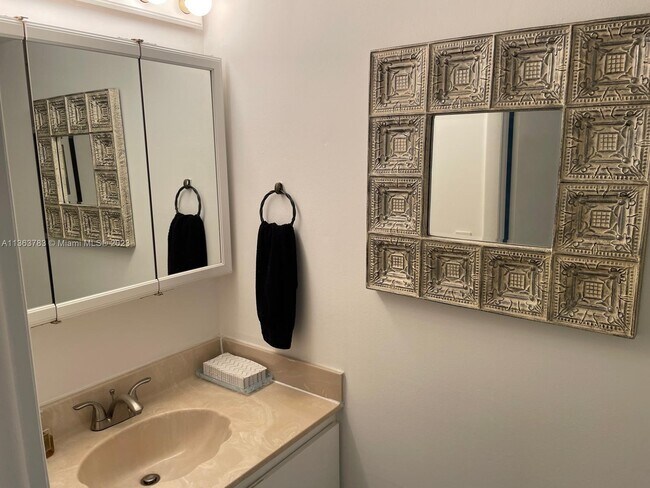 Building Photo - 10000 W Bay Harbor Dr