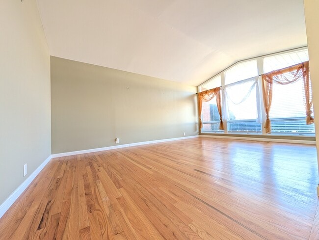 Building Photo - 3670 Tremont Dr