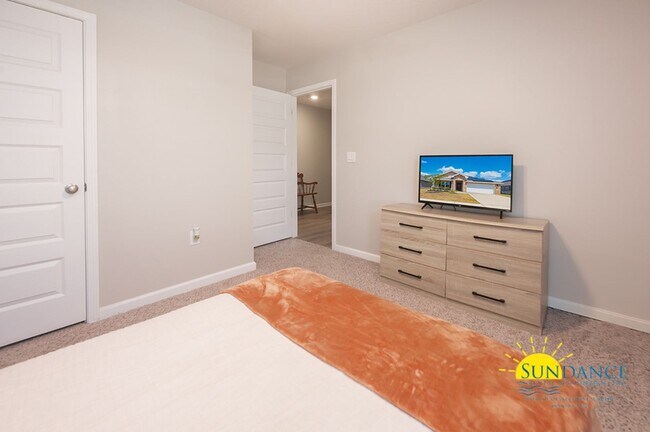 Building Photo - Stunning 4 Bedroom Home in Crestview! -Sol...