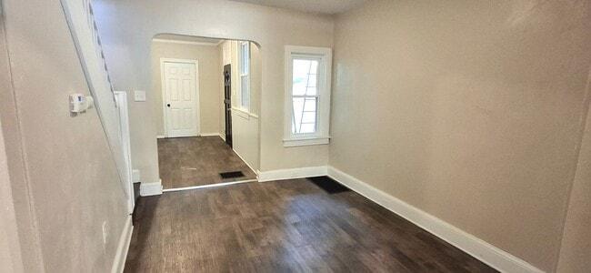 Building Photo - 4 Bedroom 1.5 Bathroom in York!