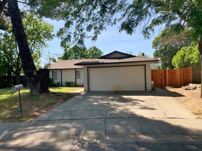 Building Photo - 805 Avon Ct