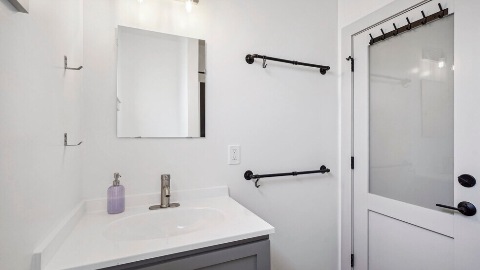 Building Photo - 1710 N Robertson St