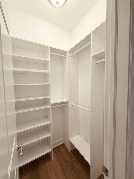 Building Photo - 1002 W Van Buren St