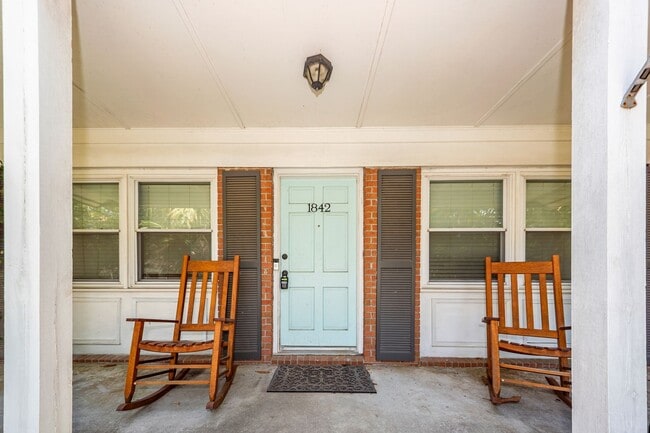 Building Photo - 3 Bedroom 2 Bath Home in West Ashley Plant...