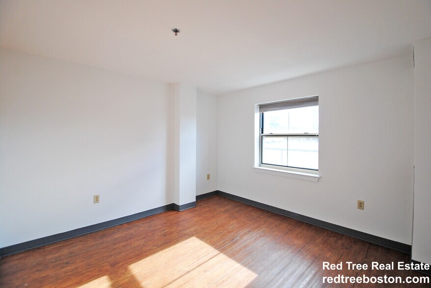 Building Photo - 5 Pine St