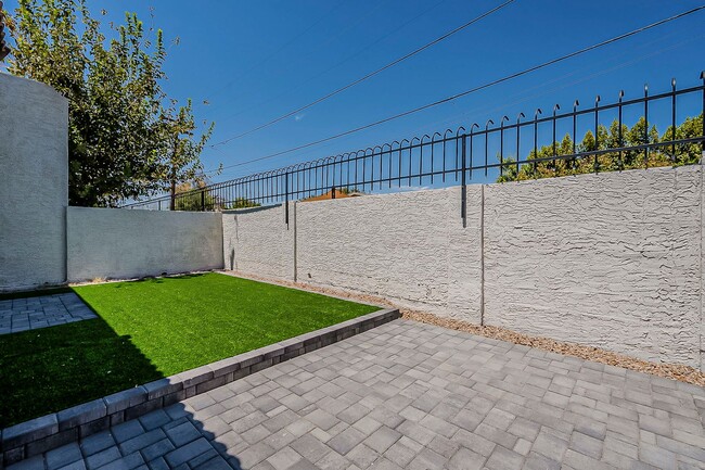 Building Photo - Remodeled 2bed/2ba Townhome - Ask about our Move-in Specials