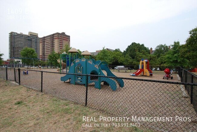 Building Photo - 1409 E Abingdon Dr