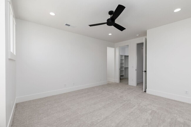 Building Photo - Stunning 5 bed 4 bath with RV Garage