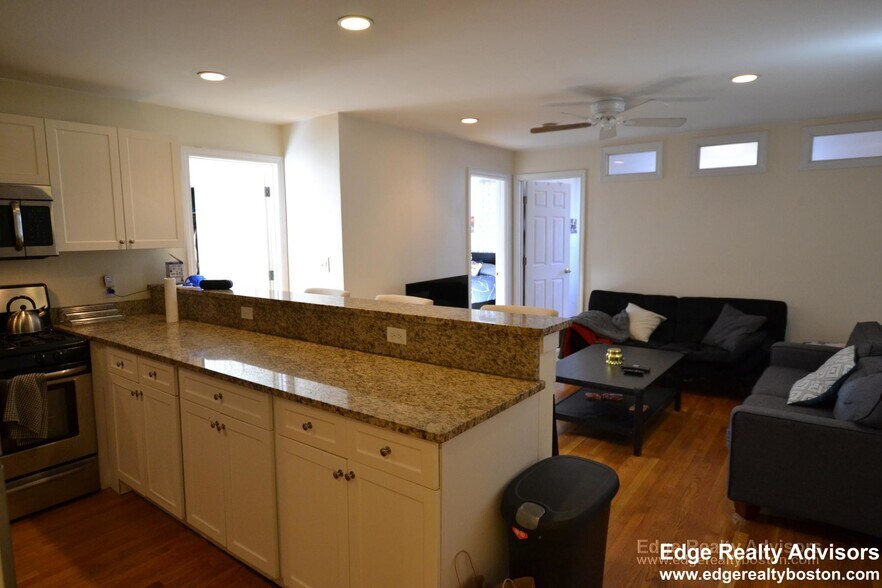 Building Photo - 62 Egmont St