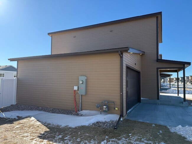 Building Photo - House For Lease