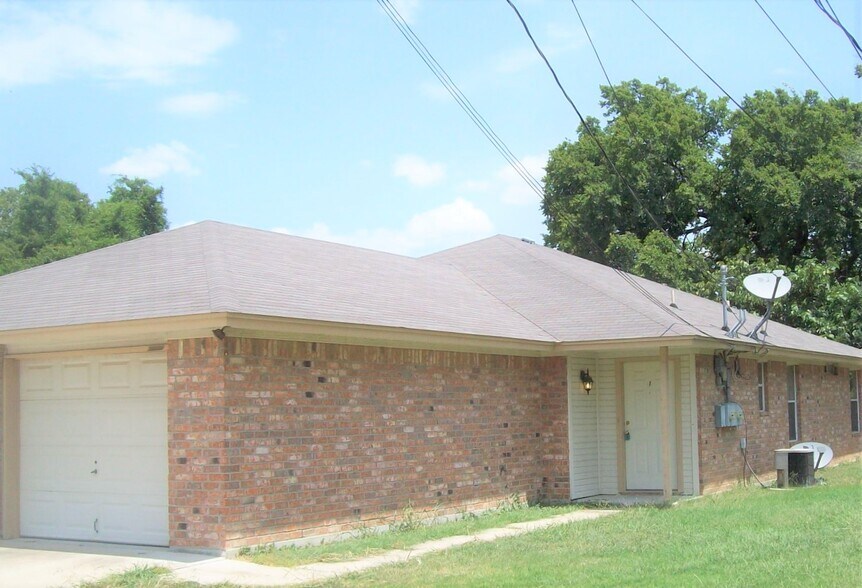 Building Photo - 1002 W Avenue B