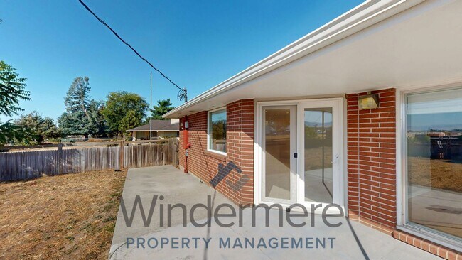 Building Photo - 2348 Frazier Dr