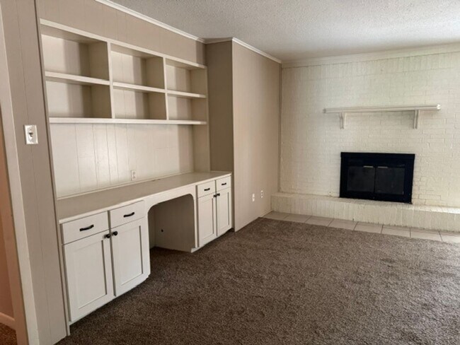 Building Photo - 3/2/2 Fenced Yard LISD Pet Friendly