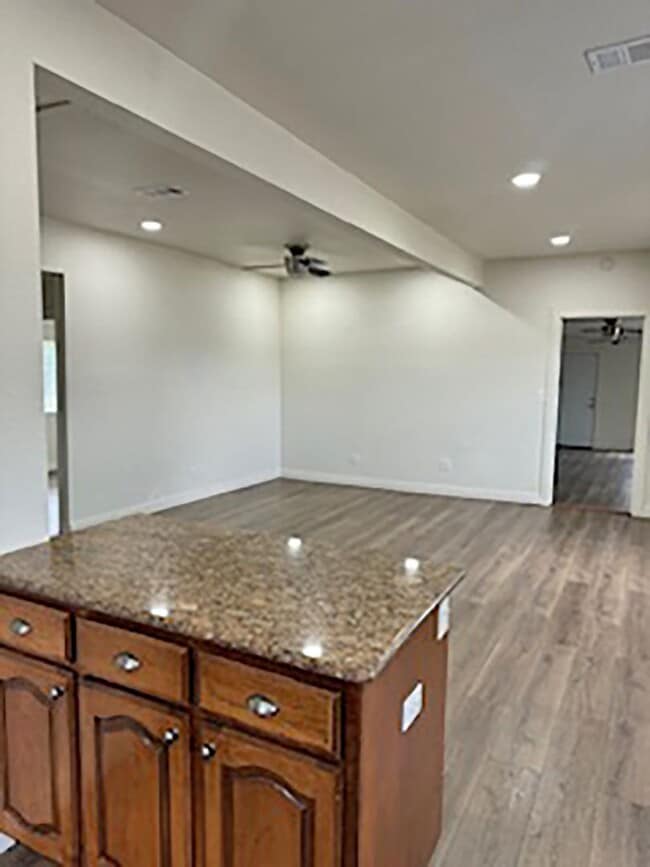 Building Photo - Great 3 Bdrm 2 Bath Home in Denton Tx