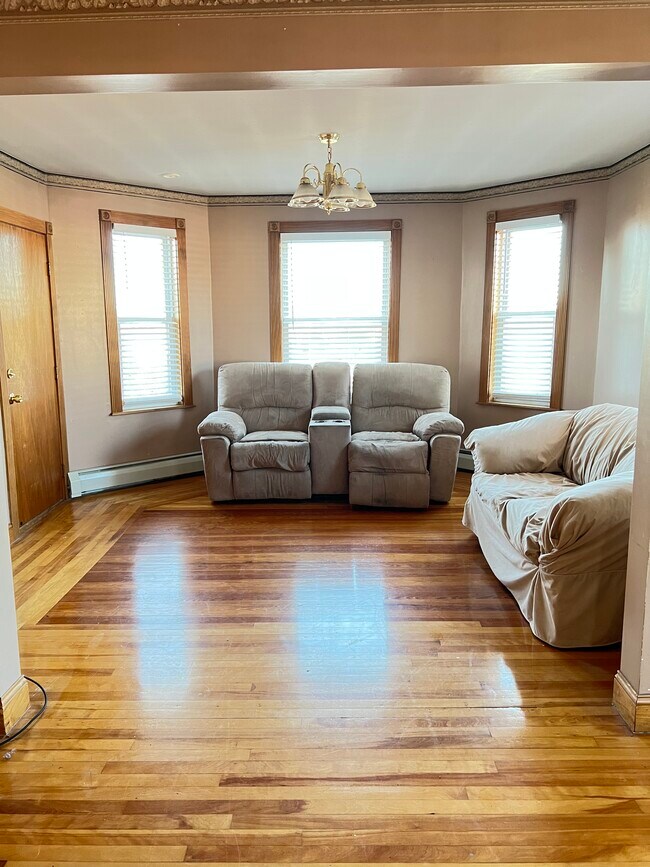 Main living room - 1033 New Boston Rd