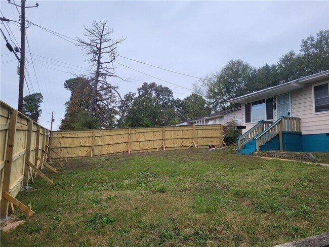 Building Photo - 873 Ell St