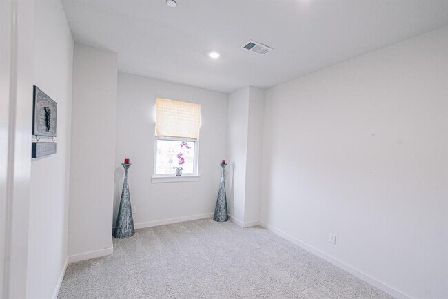 Building Photo - 3711 Pine Leaf Ln