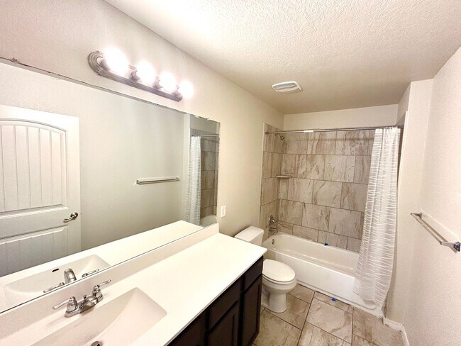 Building Photo - *MOVE IN SPECIAL* Comfort & Convenience – 2-Story Home with Fenced Backyard!
