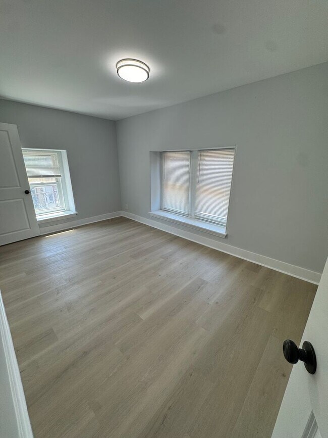 Building Photo - Remodeled 4bd/2 bath Home with Rear yard!!...