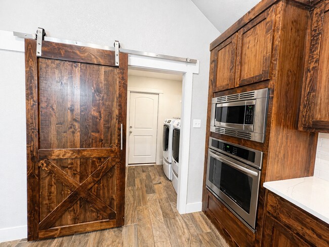 Building Photo - AVAILABLE FOR MOVE-IN WITH A 2-WEEK NOTICE