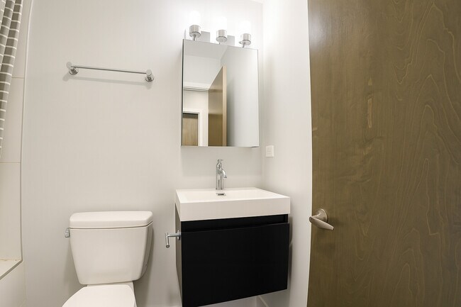 Building Photo - 3301 N Sheffield Ave