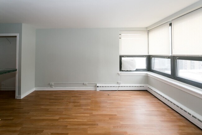 Building Photo - 448 W Wellington Ave