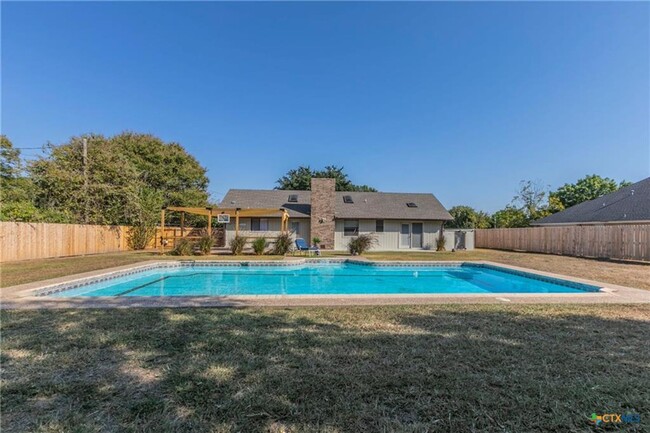 Building Photo - 3 BEDROOM WITH POOL, IN SALADO