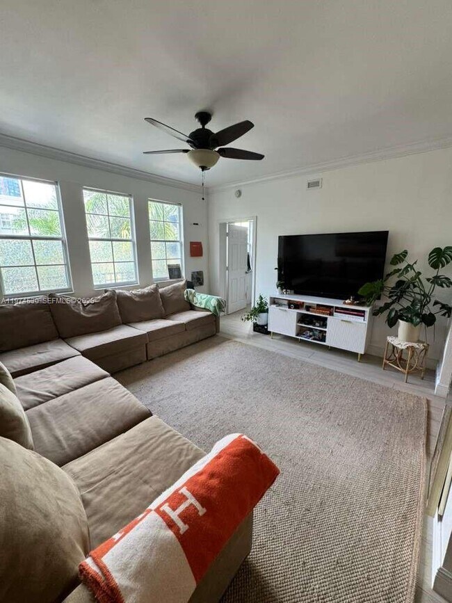 Building Photo - 533 NE 3rd Ave