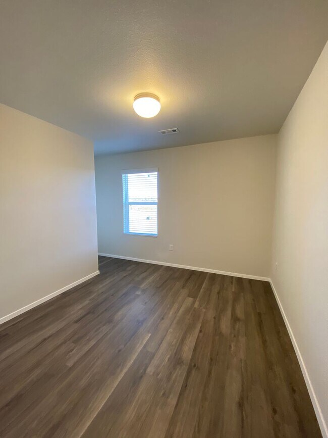 Building Photo - AVAILABLE TODAY! — Comfort & Style -  3 Bed, 2.5 Bath Duplex in Lawlis Ranch