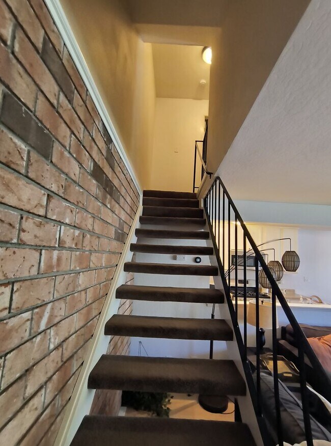 Building Photo - AVAILABLE NOVEMBER 1ST! Cute updated 2 bed...