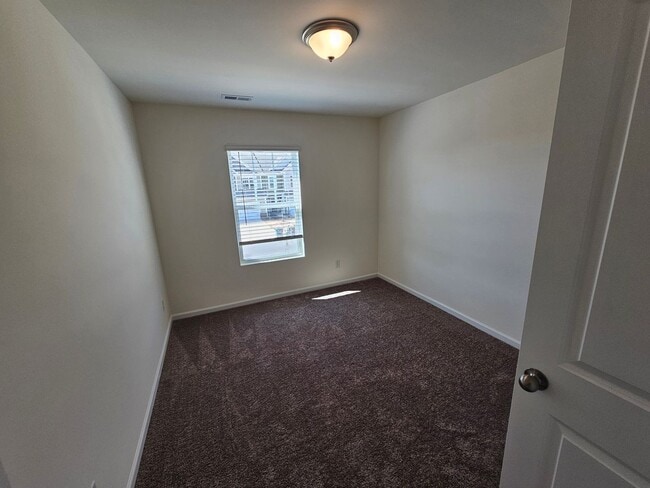 Building Photo - Like New townhome in Monroe!