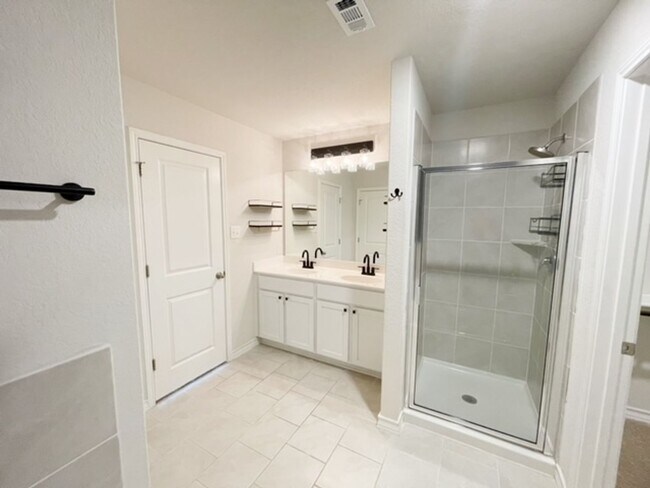 Building Photo - Come check out this well maintained 4 bedroom, 2.5 bath home in the well desired community of Lan...