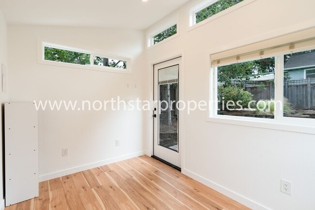 Building Photo - Impeccable Multnomah Village Bungalow