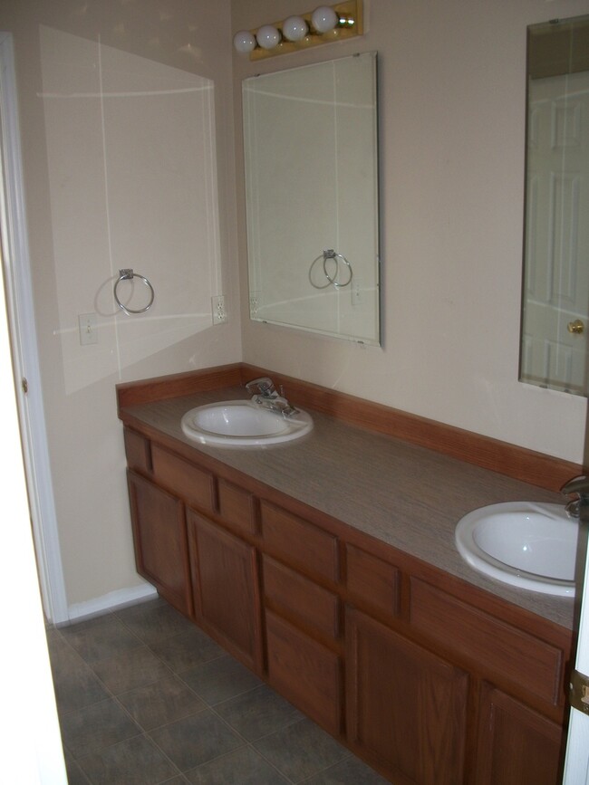 Building Photo - 2 Bedroom 1.5 Bathroom apartment Centrally...