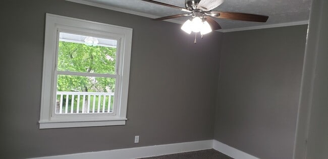 Building Photo - 5 bedroom 3 bath home