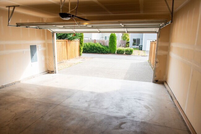 Building Photo - 1208 Burnside Pl