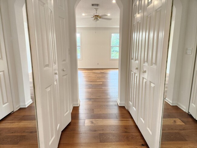 Building Photo - 15188 Oak Chase Ct
