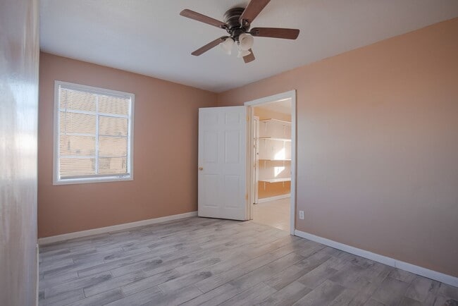 Building Photo - Cute 3 bedroom, 1 Bath Home on a large corner lot