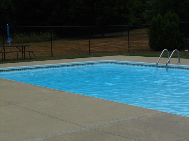 Building Photo - Londonderry Garden Condo- Available NOW!