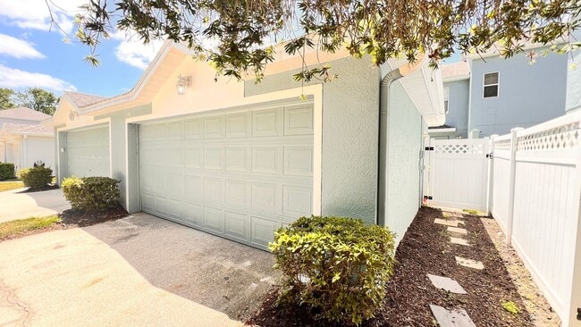 Building Photo - Available May 13th! Gorgeous 2/2 Town Home...