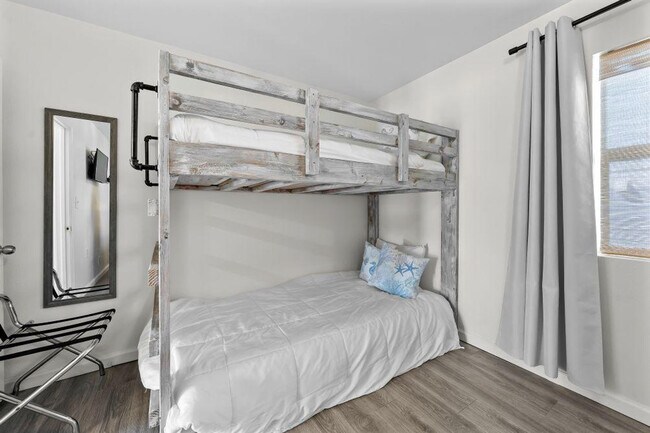 Building Photo - 1118 W Beach Blvd