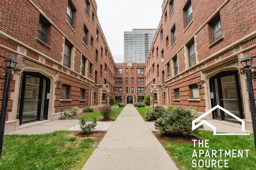 Building Photo - 516 W Cornelia Ave