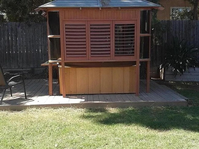 Building Photo - extra long garage.