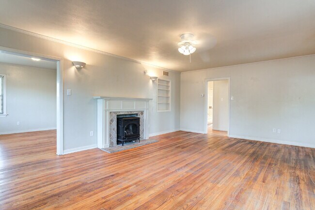 Building Photo - Pre-lease 2026! Corner lot house with Large bedrooms